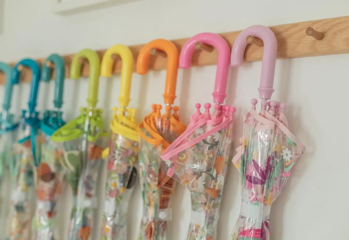 Przezroczysty parasol przeciwdeszczowy z różowym uchwytem i wzorem jednorożca dla dziecka. Sassi Parasol przeciwdeszczowy Jednorożec