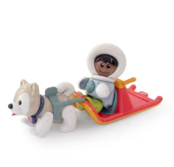 Figurki dziecka w kombinezonie eskimosa na czerwonych sankach ciągniętych przez białego psa husky. Tolo Sanki z Eskimosem zestaw BIO First Friends