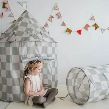 Zielony namiot dziecięcy w kratę z materiału z recyklingu z tunelem do zabawy dla dziecka. 3 Sprouts Namiot dla Dzieci Recycled Checkerboard Green