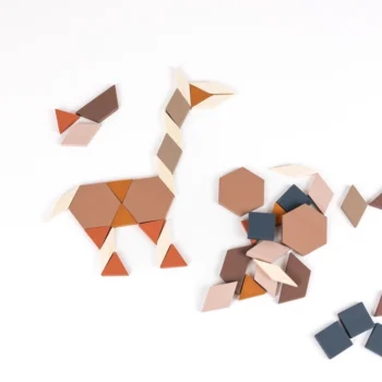 Drewniane kolorowe klocki geometryczne do układania figur dla dzieci. Egmont Toys Drewniane klocki figury do układania