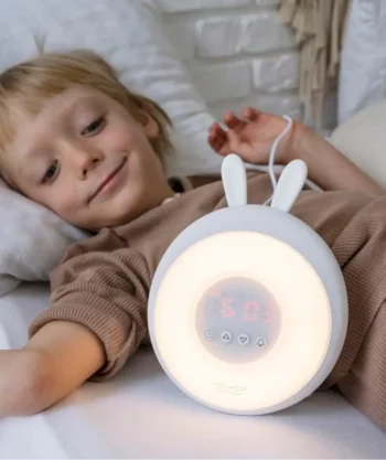 Biała lampka budząca światłem w kształcie królika z cyfrowym wyświetlaczem dla dziecka. Rabbit&Friends Królik Lampka Budząca Światłem Biała