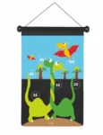 Magnetyczna tarcza do rzutek z motywem dużych zielonych dinozaurów i latającego czerwonego pterodaktyla na niebieskim tle dla dzieci. Scratch Rzutki magnetyczne Duży Dinozaur rozmiar L