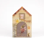 Drewniane puzzle wielowarstwowe w kształcie domku z ilustracją królika na rowerze i misia w oknie dla dzieci. Egmont Toys Puzzle wielowarstwowe Przyjaciele