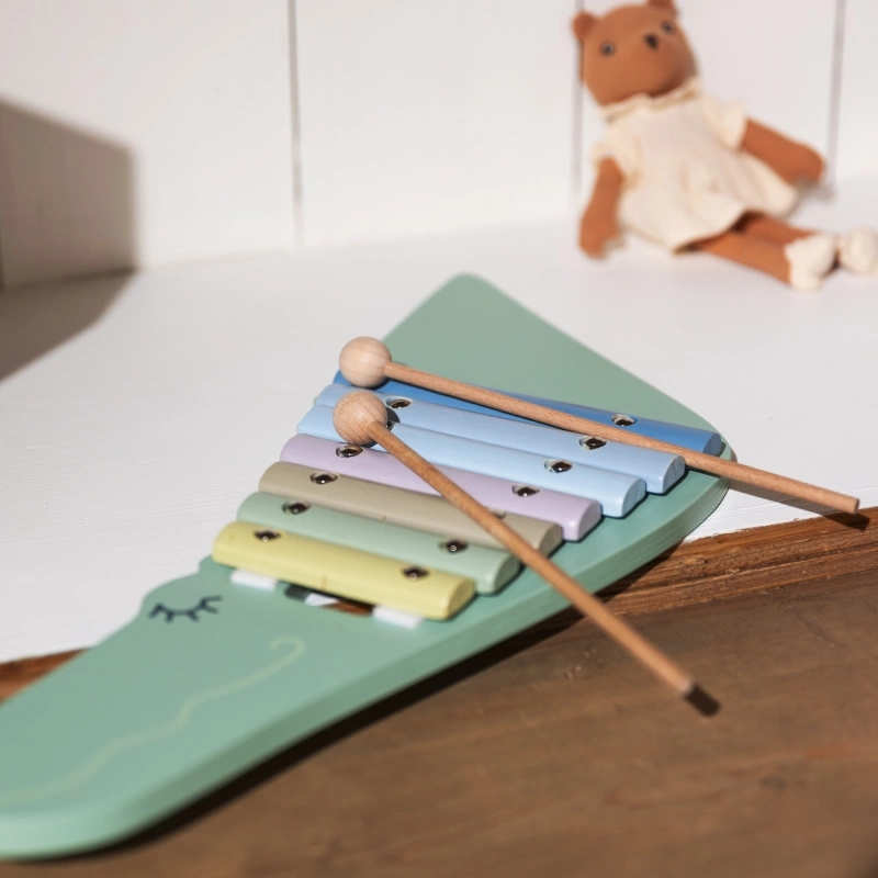 Drewniany ksylofon dla dzieci w kształcie zielonego krokodyla z kolorowymi metalowymi płytkami i dwoma pałeczkami do gry. Egmont Toys Ksylofon dla dzieci Krokodyl
