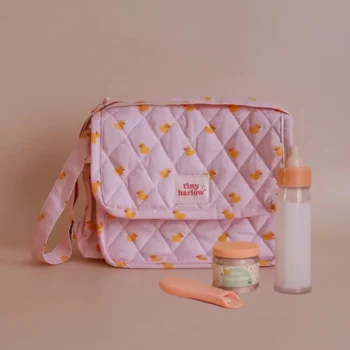 Różowa pikowana torba dla lalek w kaczuszki z butelką, słoiczkiem i łyżeczką. Tiny Harlow Torba z akcesoriami dla lalek Pink Ducky