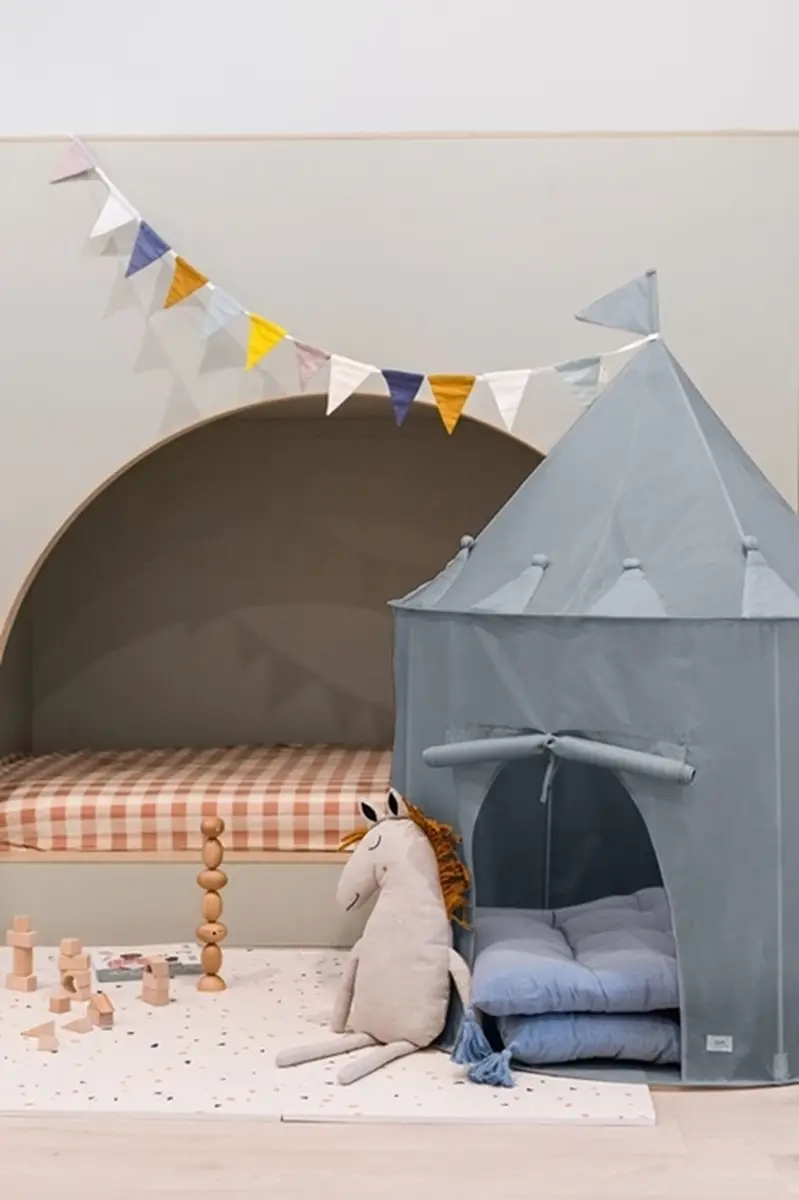 Niebieski namiot dla dzieci w kształcie tipi z materiału z recyklingu w pokoju dziecięcym z zabawkami i poduszkami. 3 Sprouts Namiot dla Dzieci Recycled Blue