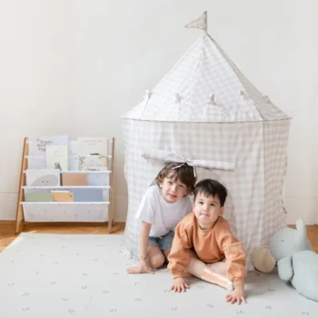 Beżowy namiot dziecięcy w kratę z materiału z recyklingu z dwójką dzieci w środku na jasnej podłodze. 3 Sprouts Namiot dla Dzieci Recycled Gingham Beige