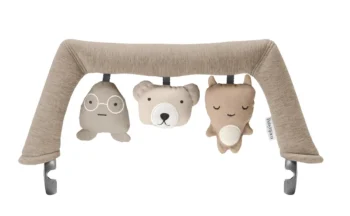 Zabawka do leżaczka z trzema pluszowymi zawieszkami w kolorze piaskowoszarym dla niemowlaka. Babybjorn zabawka do leżaczka Soft Friends Piaskowoszary