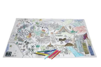 Kolorowanka materiałowa podłogowa XL z czarno-białym rysunkiem miasta i przyrody z kolorowymi kredkami dla dziecka. BS Toys Kolorowanka materiałowa podłogowa XL (60x100cm)