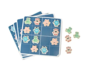 Drewniana gra sudoku dla dzieci z kolorowymi zwierzątkami na planszach i drewnianych pionkach. BS Toys Drewniane Sudoku dla dzieci