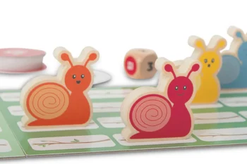 Drewniane kolorowe figurki ślimaków na planszy do gry strategicznej dla dzieci. BS Toys Drewniana gra Wyścig ślimaków