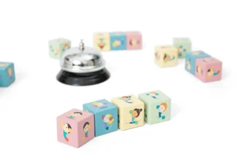 Kostki do gry z obrazkami postaci i dzwonek do gry do nauki pamięci dla dzieci. BS Toys Gra pamięciowa Dopasuj kolejność