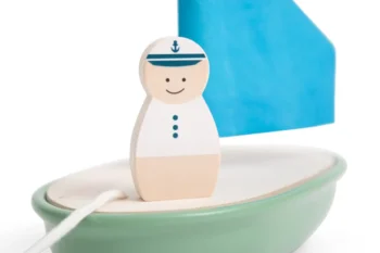 Drewniana łódka z niebieskim żaglem i kapitanem dla dziecka. BS Toys Drewniana łódka z kapitanem