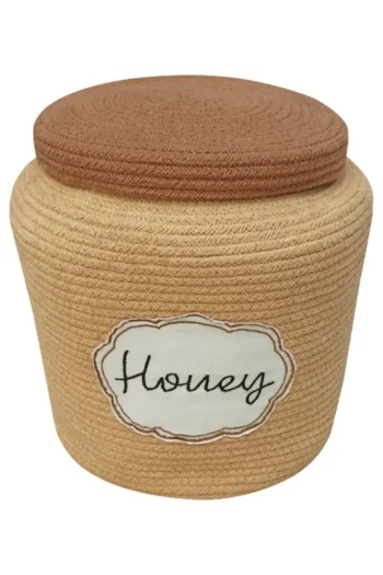 Okrągły kosz dekoracyjny z pokrywą w kolorze beżowo-brązowym z napisem honey pojemnik na zabawki dla dziecka. Lorena Canals Kosz dekoracyjny Honey Pot