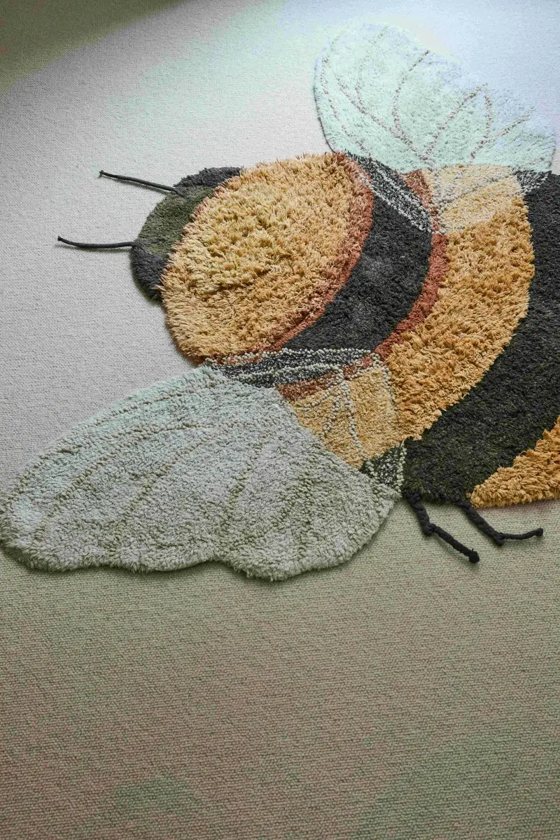 Dywan bawełniany w kształcie pszczoły w kolorach żółtym czarnym i białym dla dzieci. Lorena Canals Dywna bawełniany Bee do prania w pralce Planet Bee