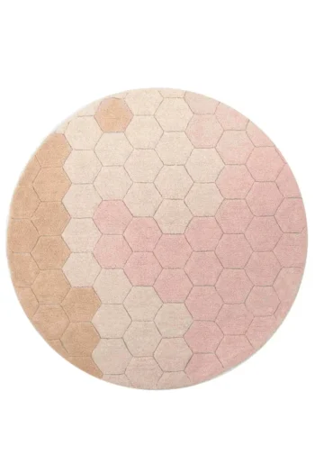 Okrągły bawełniany dywan w odcieniach różu i beżu z wzorem plastra miodu dla dzieci. Lorena Canals Dywan bawełniany okrągły Ø 140 Round Honeycomb Rose Plaster Miodu Róż Planet Bee