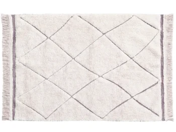 Bawełniany dywan w jasnym kolorze z geometrycznym wzorem i frędzlami na krótszych bokach. Lorena Canals Dywan bawełniany RugCycled Bereber 90x130cm