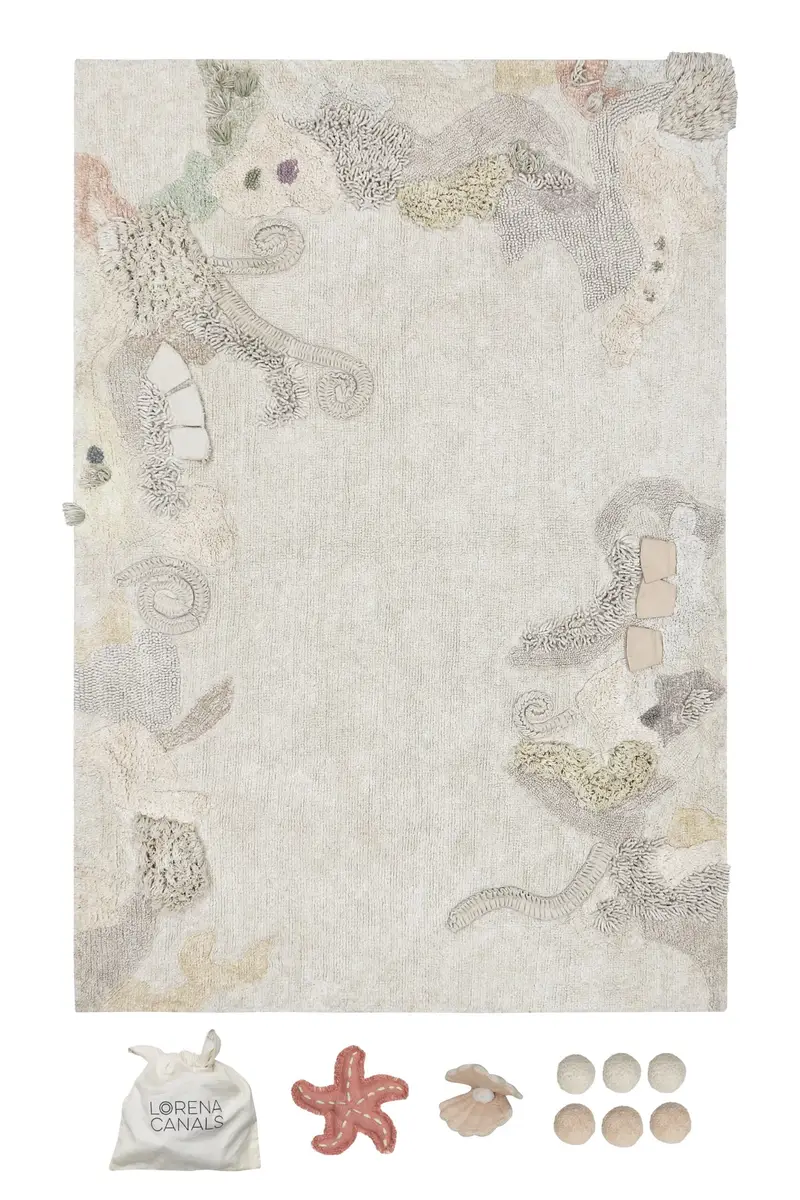 Bawełniany dywan w jasnych kolorach z motywem dna morskiego dla dzieci 140x200 cm wraz z miękkimi zabawkami w kształcie morskich stworzeń. Lorena Canals Bawełniany dywan Dno morskie 140x200cm