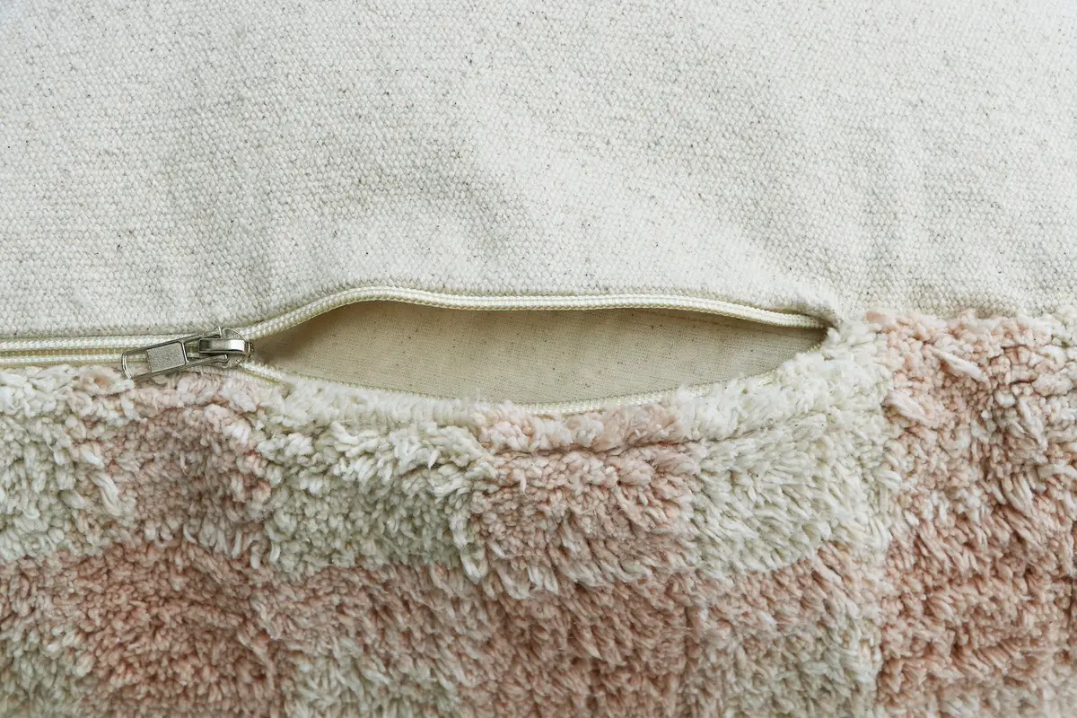 Pufa dziecięca z miękkiego materiału w różowo kremową kratę z zamkiem do zdejmowania pokrowca. Lorena Canals Pufa Vichy Rose