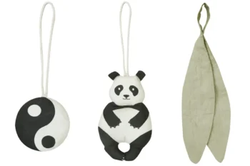Zestaw trzech zawieszek z grzechotką panda bambus czarno białe dla niemowlaka. Lorena Canals Zestaw 3 zawieszek z grzechotką Panda Bamboo