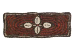 Wełniany dywan w odcieniach brązu i czerwieni z białym wzorem muszli dla domu. Lorena Canals Dywan Wełniany Cowrie Bracelet 90x140cm