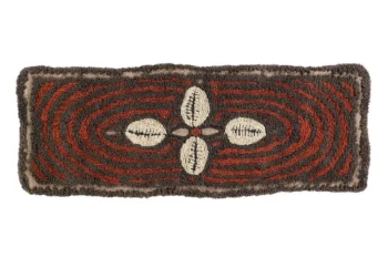 Wełniany dywan w odcieniach brązu i czerwieni z białym wzorem muszli dla domu. Lorena Canals Dywan Wełniany Cowrie Bracelet 90x140cm