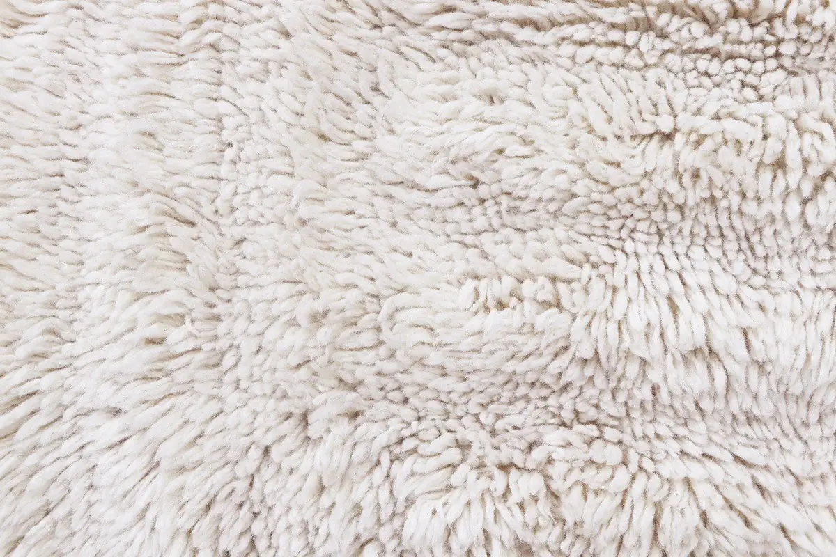 Wełniany dywan biały o miękkiej strukturze 80x140 cm dla domu lub pokoju dziecięcego. Lorena Canals Dywan wełniany Dunes White 80x140cm