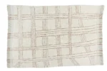 Wełniany dywan w jasnym kolorze z brązowym geometrycznym wzorem 170x240cm. Lorena Canals Dywan Wełniany Shuka Seashell 170x240cm