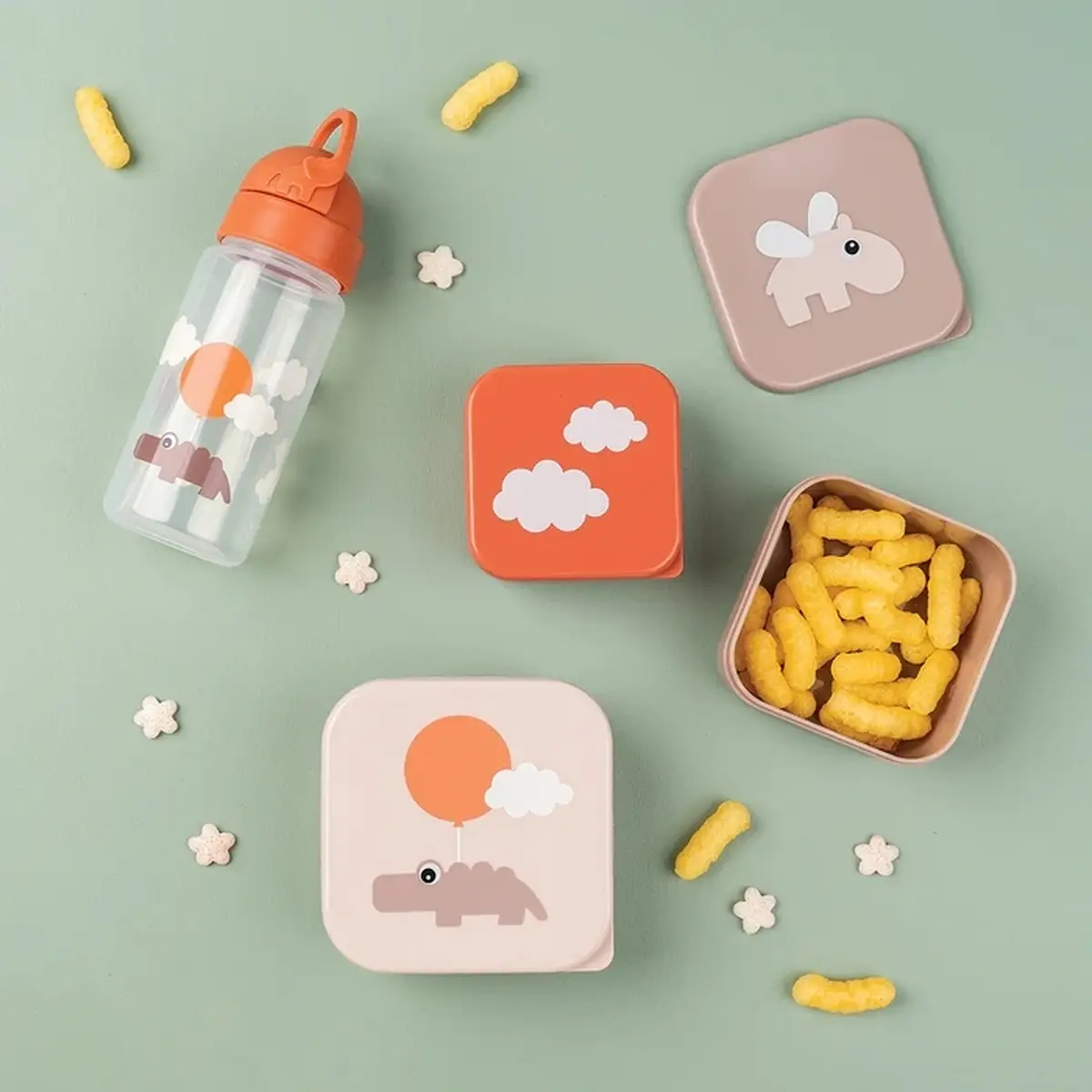 Zestaw trzech pojemników na przekąski z motywem chmur i zwierząt dla dziecka w pastelowych kolorach. Done by Deer Zestaw Pojemników 3szt. Happy Clouds Powder 540 ml