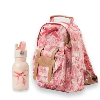 Różowy plecak dziecięcy w kwiatowy wzór z beżowymi paskami i butelka na wodę z różową kokardą dla dziecka. Elodie Details Plecak BackPack MINI +Butelka na wodę River Rose ZESTAW