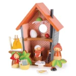 Drewniany domek z pomarańczowym dachem i figurkami rodziny ptaków oraz akcesoriami dla dzieci. Tender Leaf Toys Gniazdko rodziny Robin