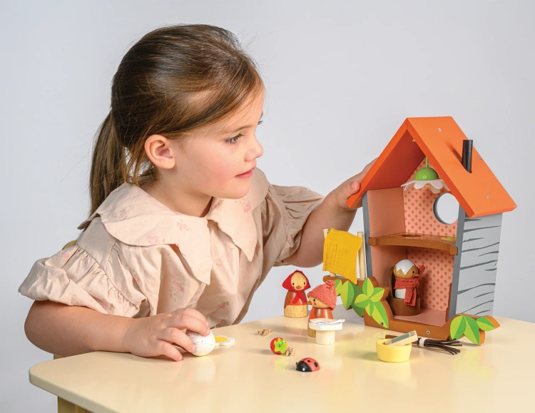 Drewniany domek dla lalek z postaciami rodziny ptaków i akcesoriami dla dziecka. Tender Leaf Toys Gniazdko rodziny Robin