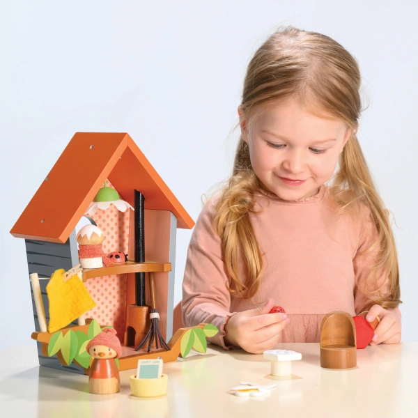 Drewniany domek dla ptaków z figurkami rodziny ptaków i akcesoriami dla dziecka. Tender Leaf Toys Gniazdko rodziny Robin