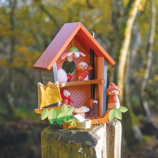 Drewniane gniazdko z figurkami ptaków i postaciami dla dzieci z motywem rodziny Robin. Tender Leaf Toys Gniazdko rodziny Robin