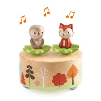 Drewniana pozytywka z figurkami sowy i lisa na zielonych liściach z motywem drzew na podstawie dla dziecka. Djeco Drewniana pozytywka MELODY OF THE WOODS