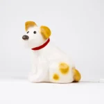 Lampka nocna LED w kształcie białego pieska z żółtymi łatami i czerwonym obrożą dla dzieci. Egmont Toys Lampka nocna LED Piesek Eliot