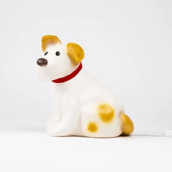 Lampka nocna LED w kształcie białego pieska z żółtymi łatami i czerwonym obrożą dla dzieci. Egmont Toys Lampka nocna LED Piesek Eliot