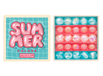 Szklane kulki w różnych kolorach w opakowaniu z napisem "SUMMER COLORS" na tle w kratkę, w zestawie z różnymi wzorami i kolorami kulek. Billes&Co Szklane kulki KOLORY LATA BASEN