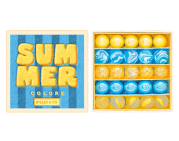Szklane kulki w kolorach lata, w opakowaniu z napisem "SUMMER COLORS", zawierające różne odcienie niebieskiego i żółtego oraz wzory. Billes&Co Szklane kulki KOLORY LATA SŁOŃCE