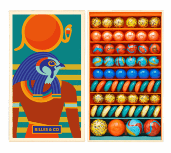 Szklane kulki w różnych kolorach i wzorach, opakowane w estetyczne pudełko z grafiką przedstawiającą postać w stylu egipskim. Billes&Co Szklane kulki HORUS
