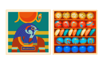 szklane kulki w różnych kolorach i wzorach, opakowanie z grafiką przedstawiającą egipskiego boga Horusa. Billes&Co Szklane kulki HORUS