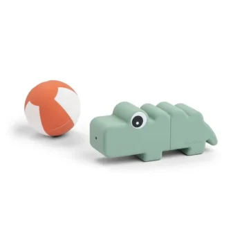 Zabawka do kąpieli w kształcie krokodyla w kolorze zielonym oraz piłka plażowa w kolorze pomarańczowo-białym. Done by Deer Zabawka do Pryskania Wodą Krokodyl Croco Green