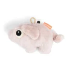 grzechotka w kształcie świnki w kolorze pudrowym z miękkiego materiału, z oczkami i ogonkiem, zawieszka do mocowania. Done by Deer Grzechotka Sensoryczna Świnka Pigee Powder