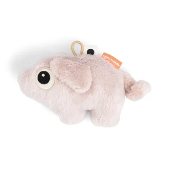grzechotka w kształcie świnki w kolorze pudrowym z miękkiego materiału, z oczkami i ogonkiem, zawieszka do mocowania. Done by Deer Grzechotka Sensoryczna Świnka Pigee Powder