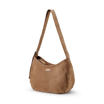 Torba dla mamy w kolorze brązowym z miękkiego materiału z długim paskiem na ramię. Elodie Details Torba dla mamy Moon Bag Suede