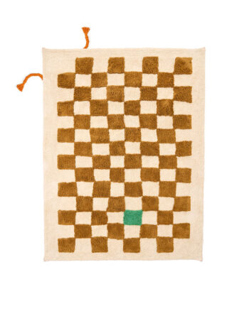 Tuftowany dywan dziecięcy w beżowo-brązową kratkę z zielonym kwadratem i pomarańczowymi frędzlami 120x160 cm. Kid’s Concept Dywan tuftowany 120×160 PIPPI