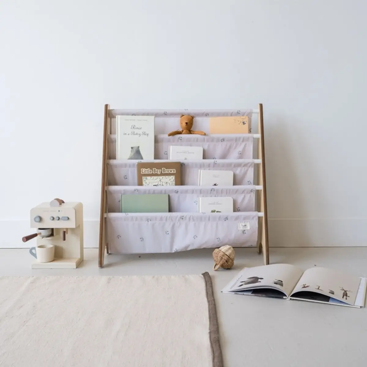 Stojak na książki z materiałowymi kieszeniami w kolorze taupe dla dzieci. 3 Sprouts Stojak na Książki Recycled Blueberry Taupe