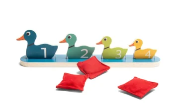 Drewniana gra zręcznościowa kaczki z kolorowymi kaczkami i czerwonymi woreczkami do rzucania dla dzieci. BS Toys drewniana gra zręcznościowa Kaczki