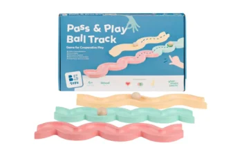 Drewniany tor kulkowy w pastelowych kolorach do gry zręcznościowej dla dzieci. BS Toys gra integracyjna Tor kulkowy Pass & Play