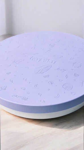 Fioletowa sensoryczna tacka do zabawy 2w1 dla dziecka z delikatnym wzorem na powierzchni. Jellystone Designs Jellystone Tacka sensoryczna Play Tray 2w1Lilac kolor fioletowy